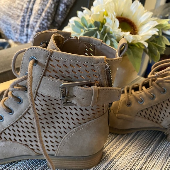 Guess boots size 5 1/2 - Picture 3 of 4
